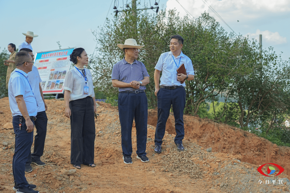 8月7日,县委书记李勇在木金乡平坳村地质灾害点,了解地质灾害处置情况