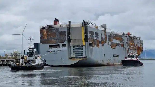 该船现已被移至北海锚地,等待一艘打捞拖船将其拖往中国厦门.