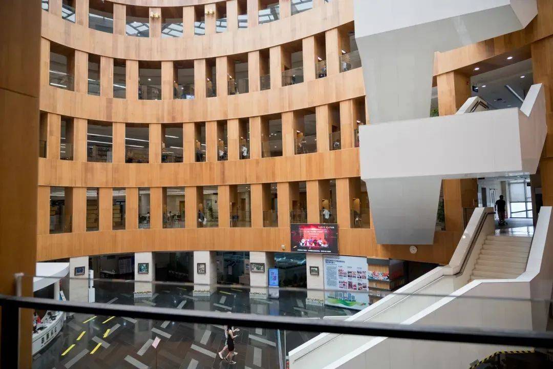 顺德图书馆避暑消夏沉浸在文字的世界里随手捧起一本好书来大良选一处