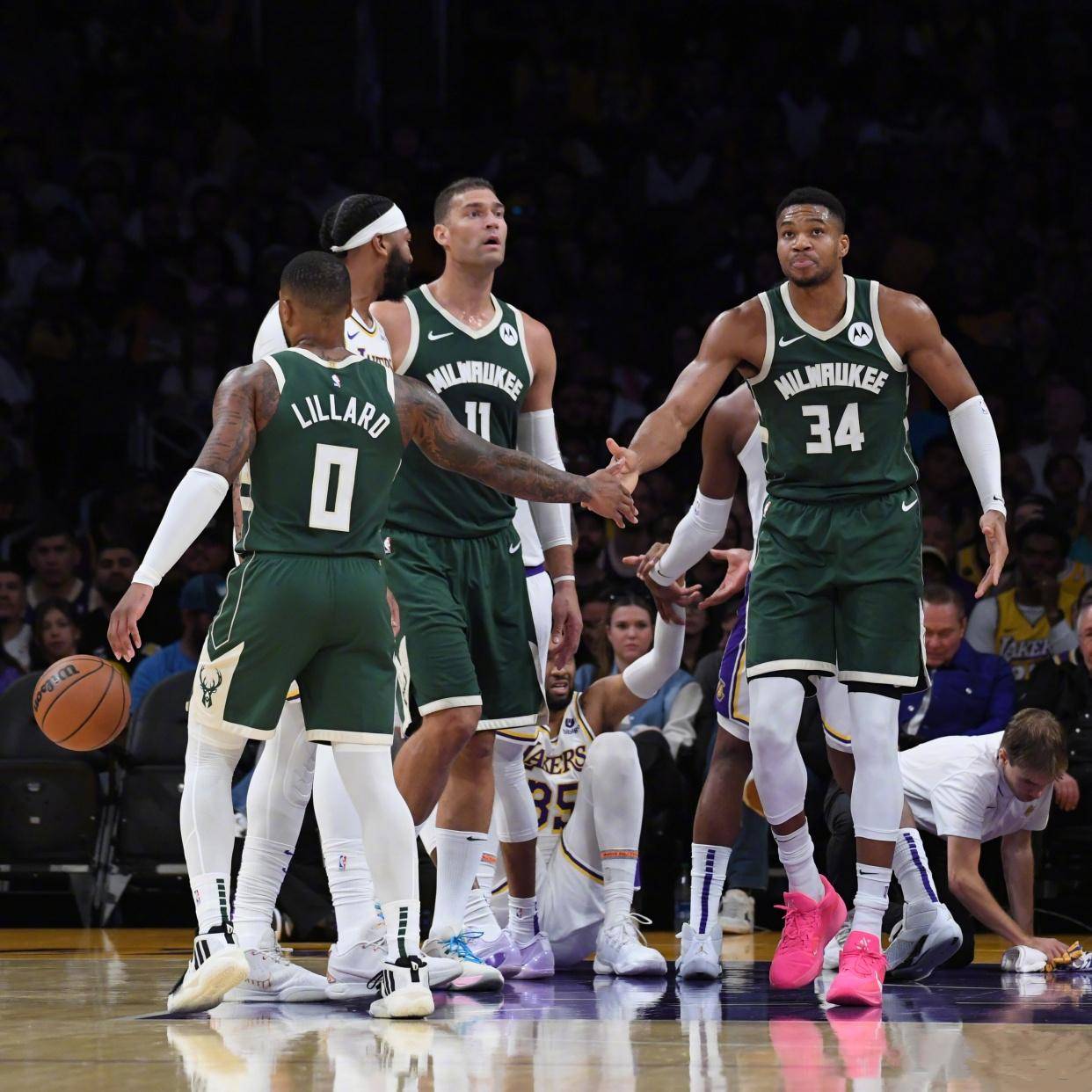 可也正是这三名角色球员,却完美的填补了雄鹿阵容上的空缺