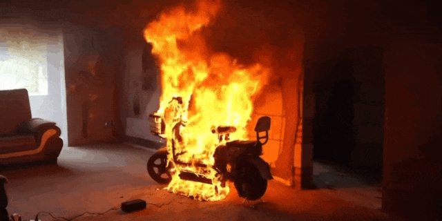 一男子将电动自行车推入家中 未充电也爆炸了!