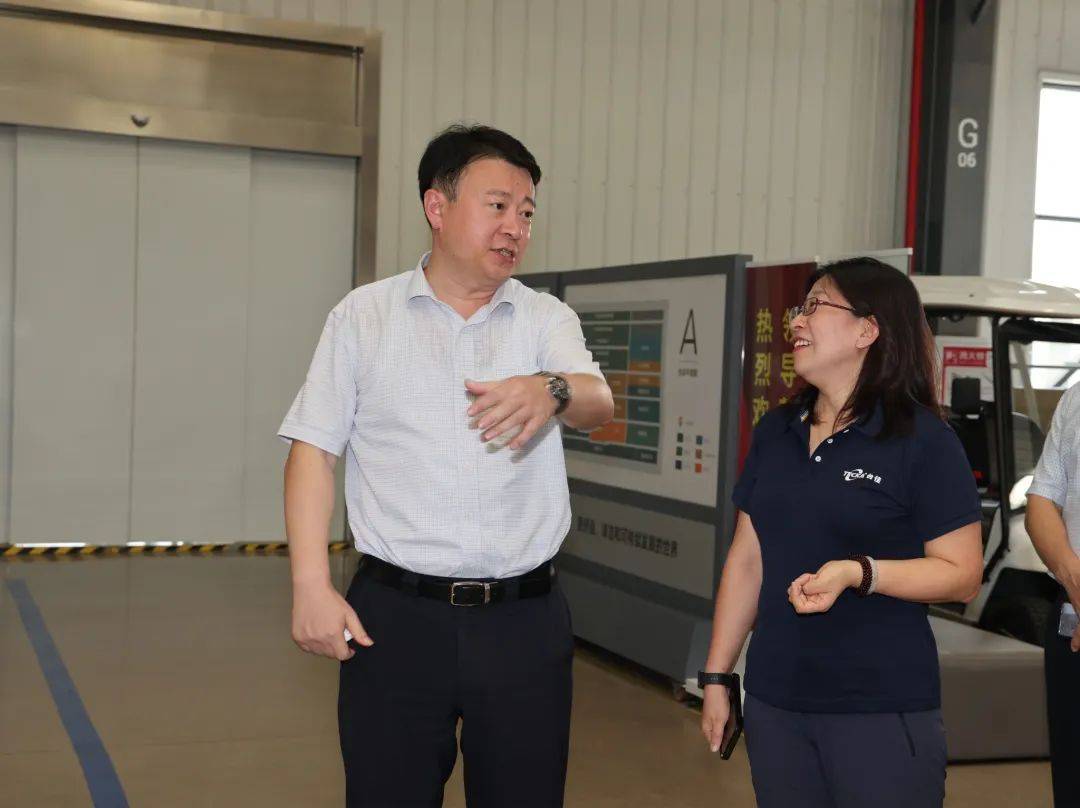镇江东方电热科技股份有限公司等企业项目生产一线,李朝阳走进车间