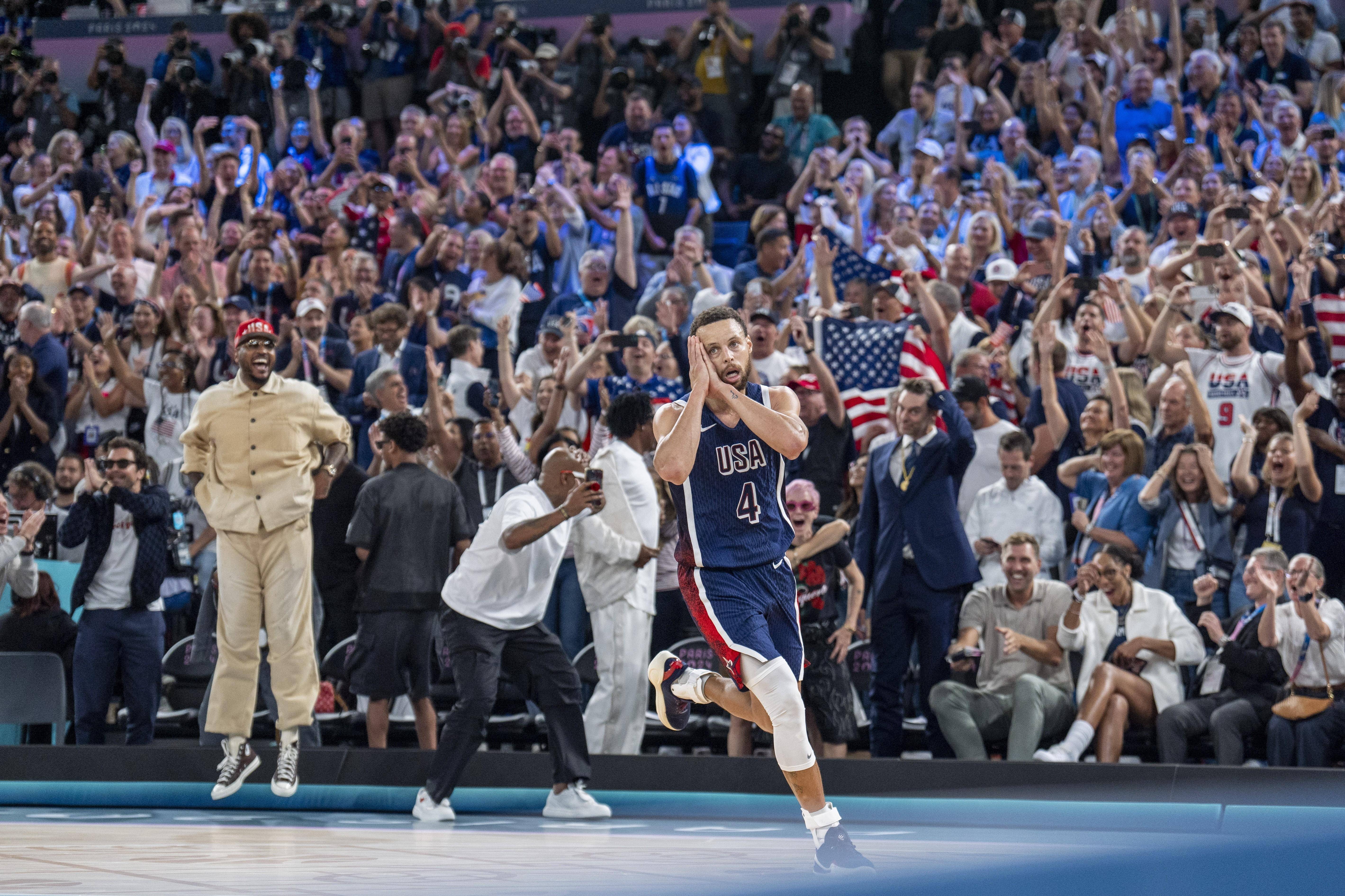 经典瞬间!库里做晚安安 身后的安东尼兴奋跳起成为背景