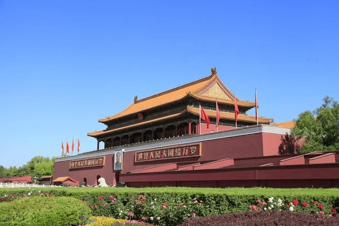 北京天安门北京中轴线上有大量不同信仰的宗教场所.