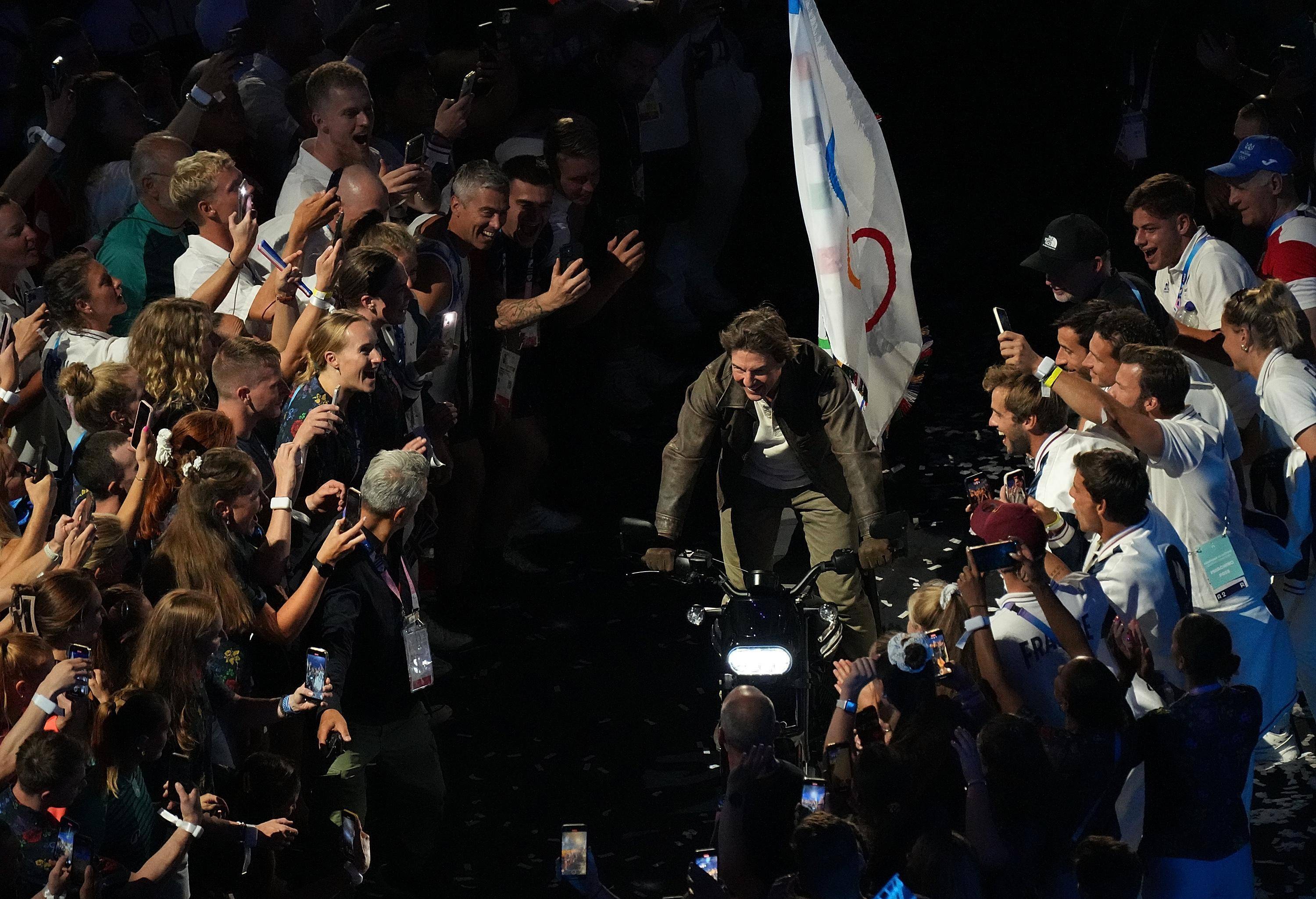 巴黎奥运会闭幕,洛杉矶8分钟变12分钟,汤姆·克鲁斯带走会旗