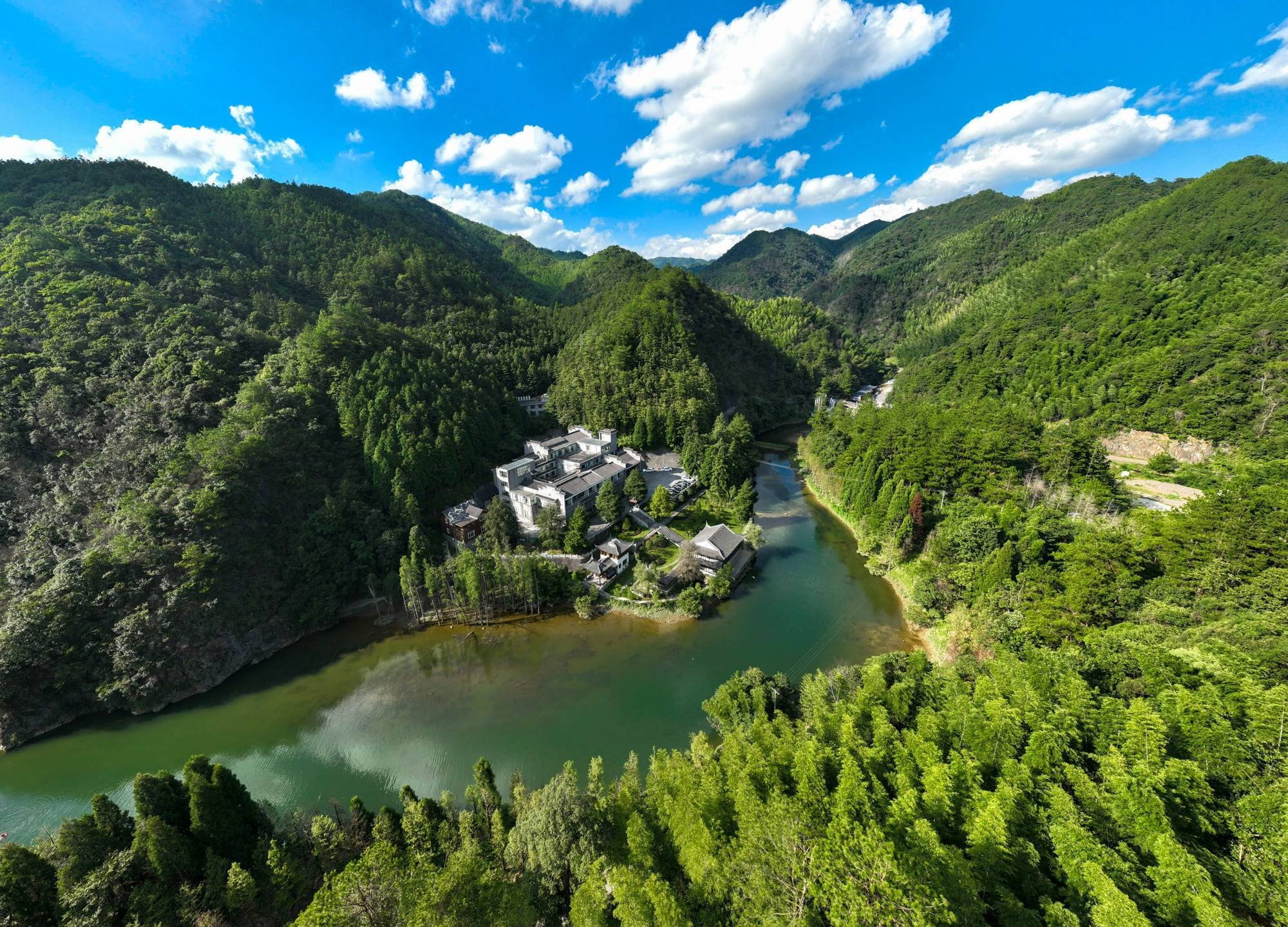 湖南双牌县清凉山水带活"避暑经济"