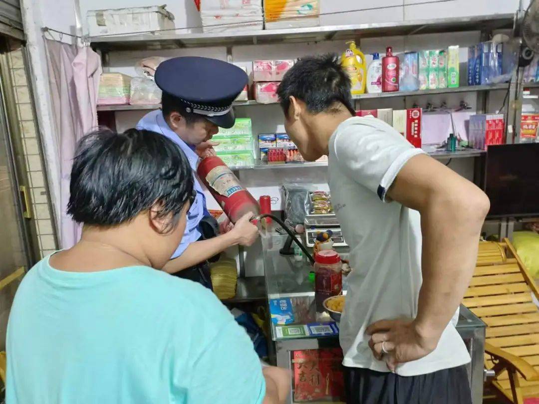 乐昌公安开展夏夜治安巡查宣防第二次集中统一行动