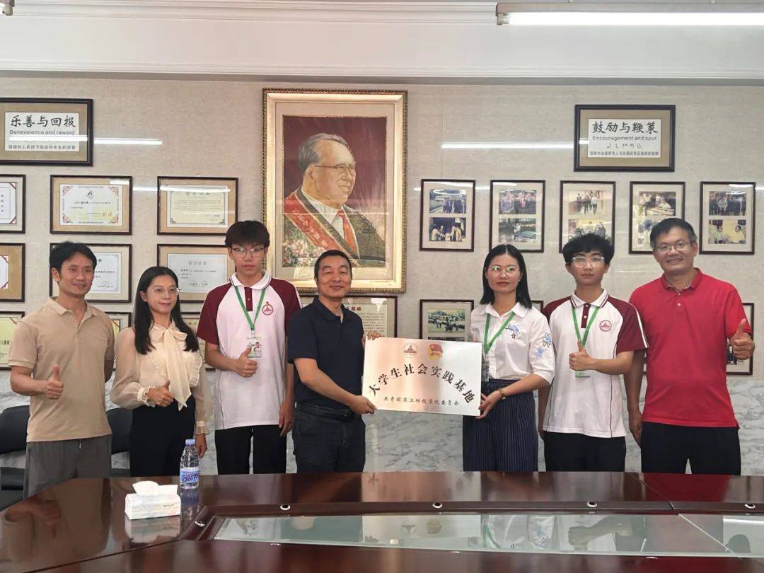 在新会陈经纶中学举行了"广东青年大学生百千万工程突击队"大学生