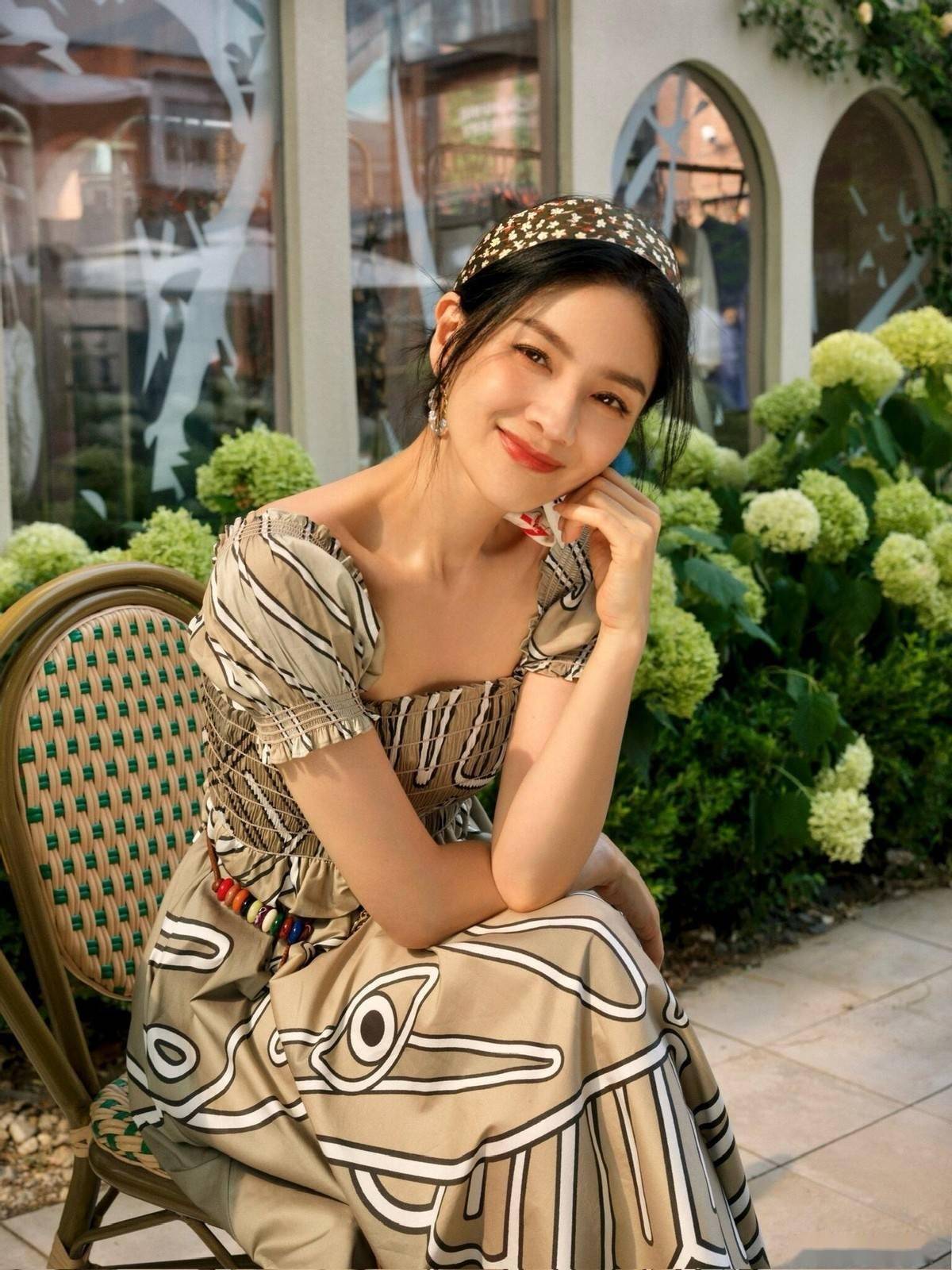 48岁胡可带火了70后减龄新穿法:印花裙 头巾 坡跟鞋,洋气又减龄