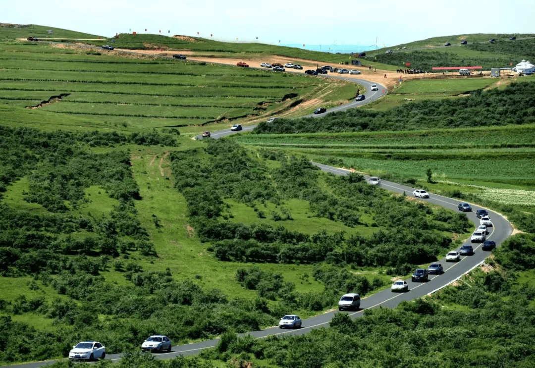 张家口草原天路草原天路位于张家口北部,于2011年建成通车,全长132.