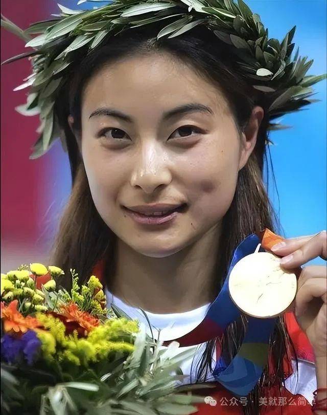 退役后的郭晶晶结婚生子,但是从来没有离开过跳水,进入世界泳联跳水