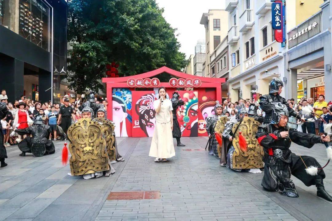 亲身体验粤剧的传统服饰和道具,了解粤剧角色的装扮艺术.