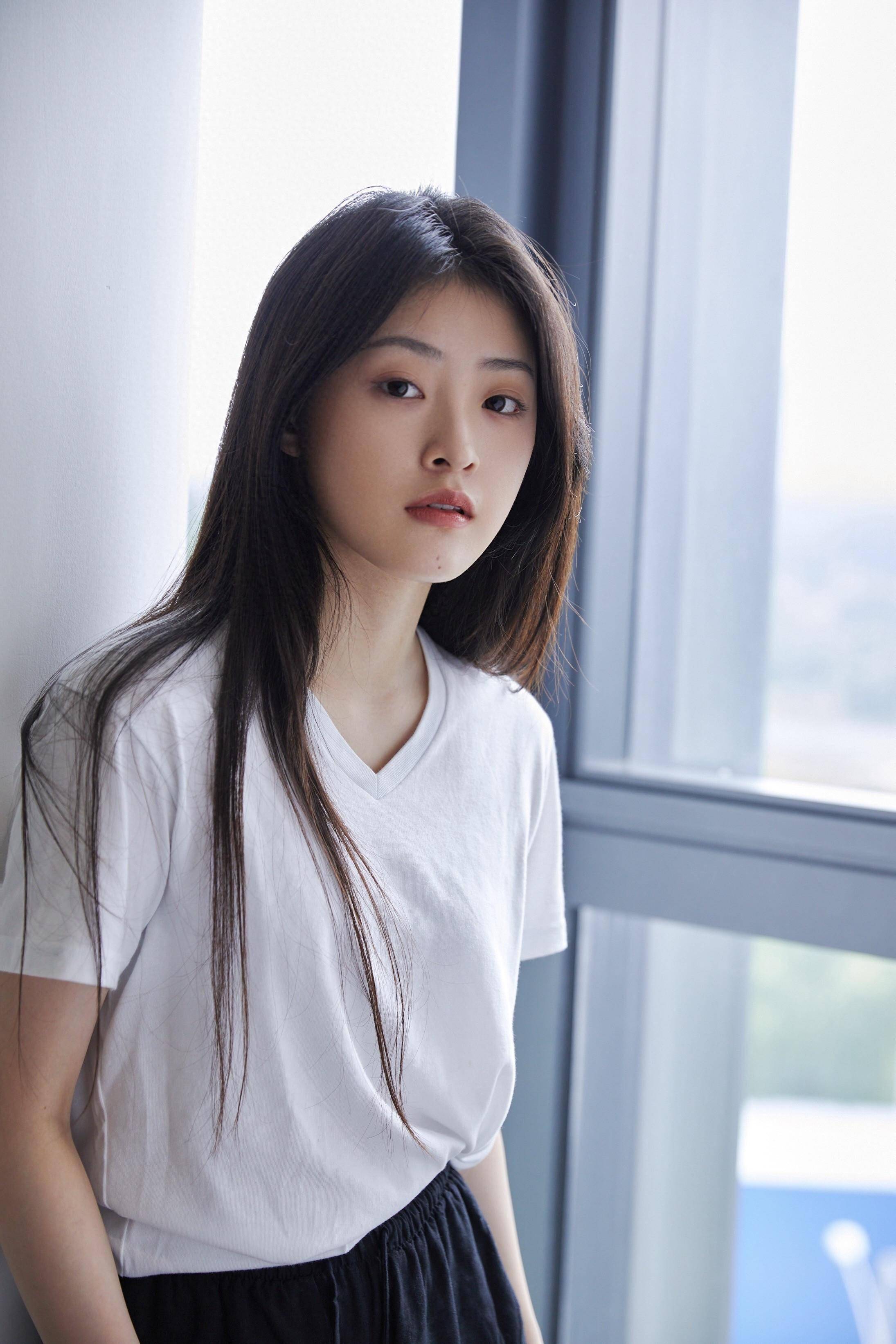 蒋韵兮晒日常写真:笑容明媚,温暖而灿烂