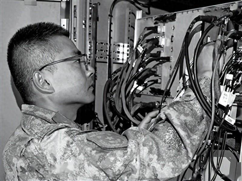 南部战区空军某旅三级军士长,雷达技师赵阳——从"专业小白"到"行家里