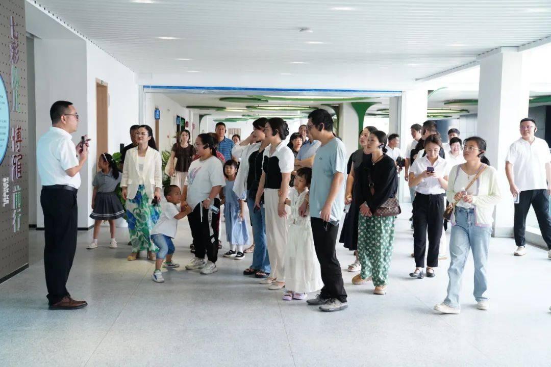 "天"赋启新篇,"荷"创新未来——育才实验小学天荷校区家长开放日活动