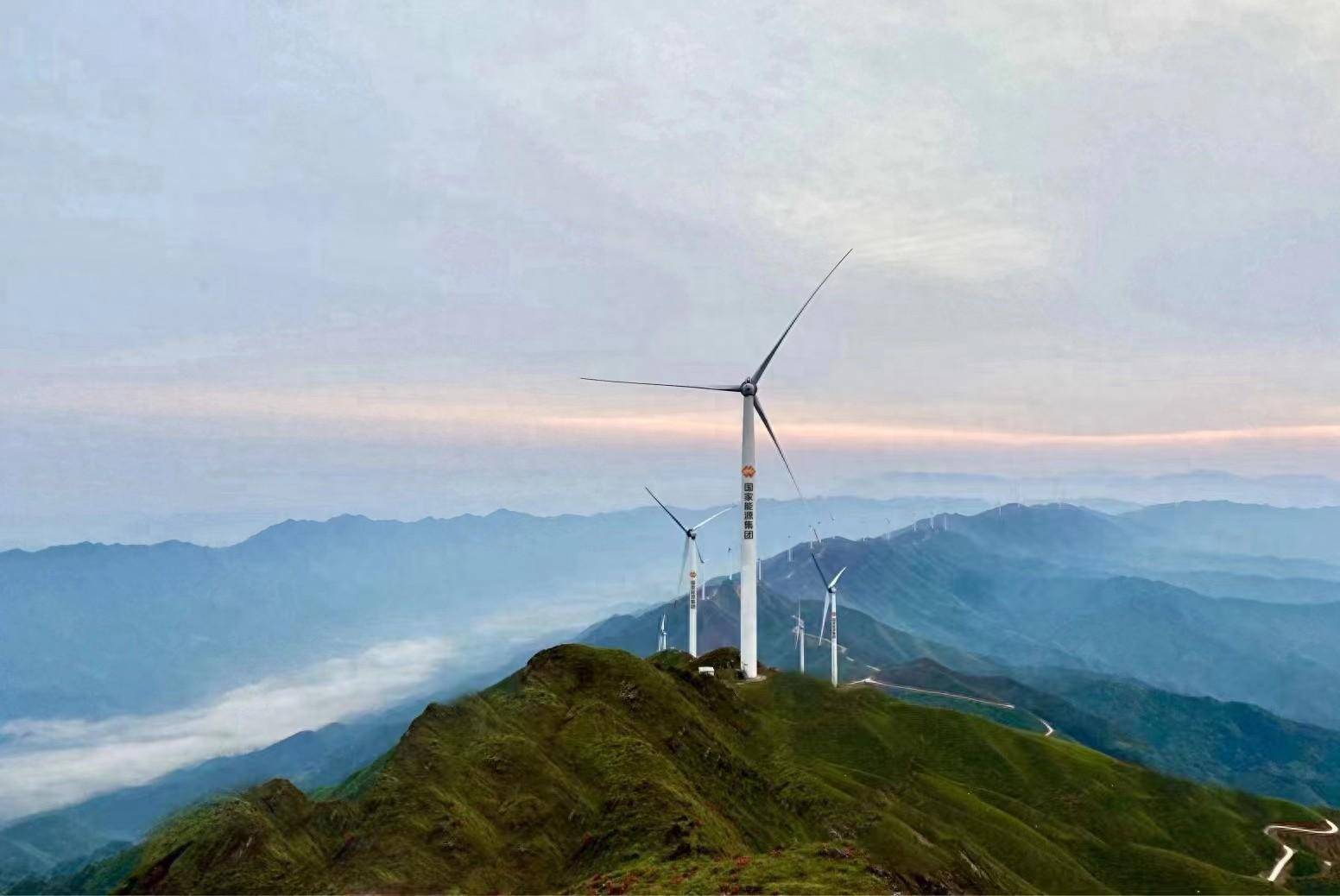 助力能源结构绿色转型 我省一大型山地风电项目并网发电(图1)