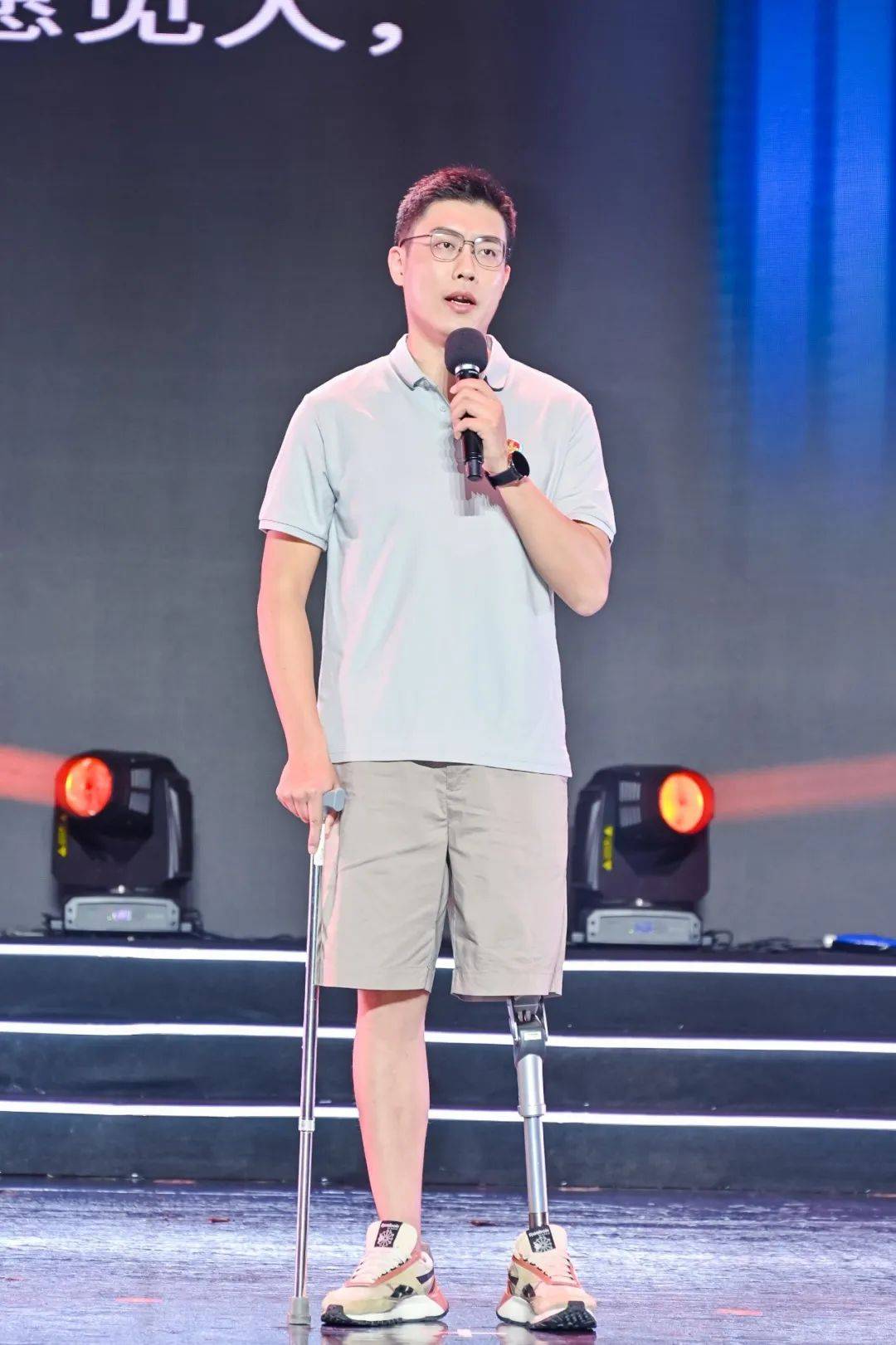 演讲家尼克·胡哲《人生不设限》一书中生命的意义在于全心全意的