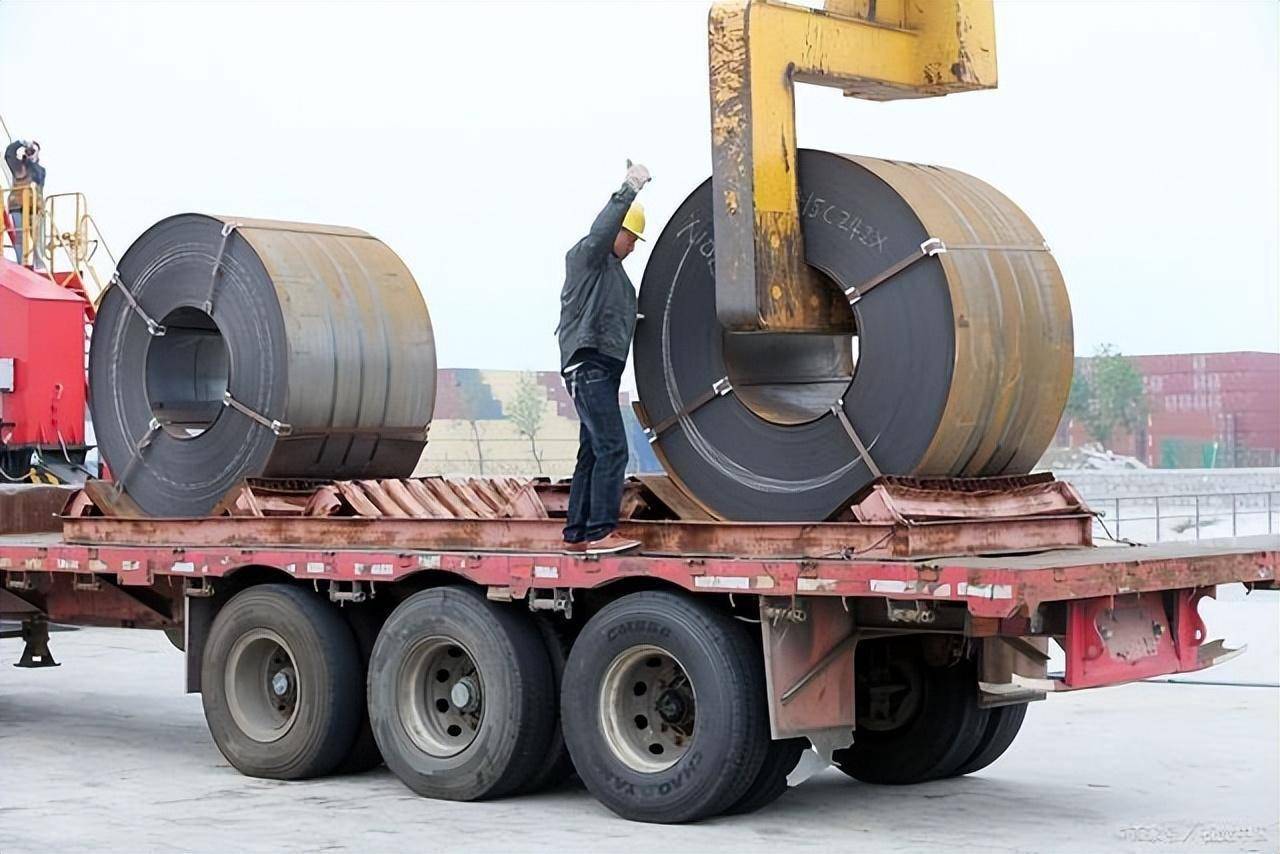 钢卷横着放司机危险,竖着放路人害怕,为什么不平放着运输呢?