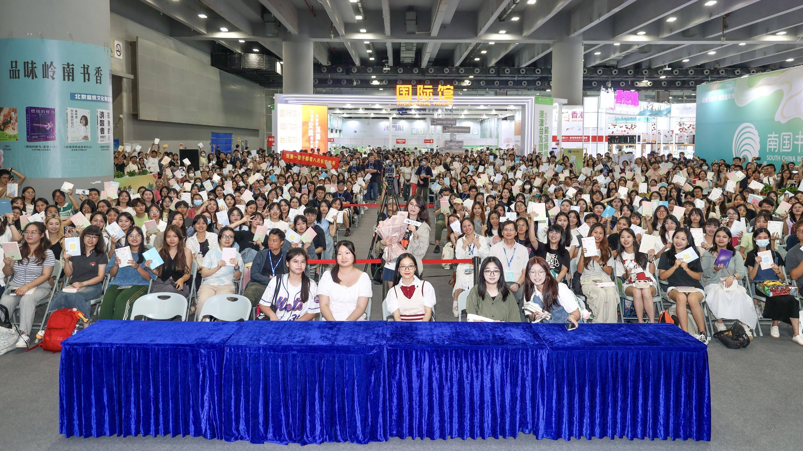 人气作家八月长安"振华中学夏日小聚"图书签售会举行