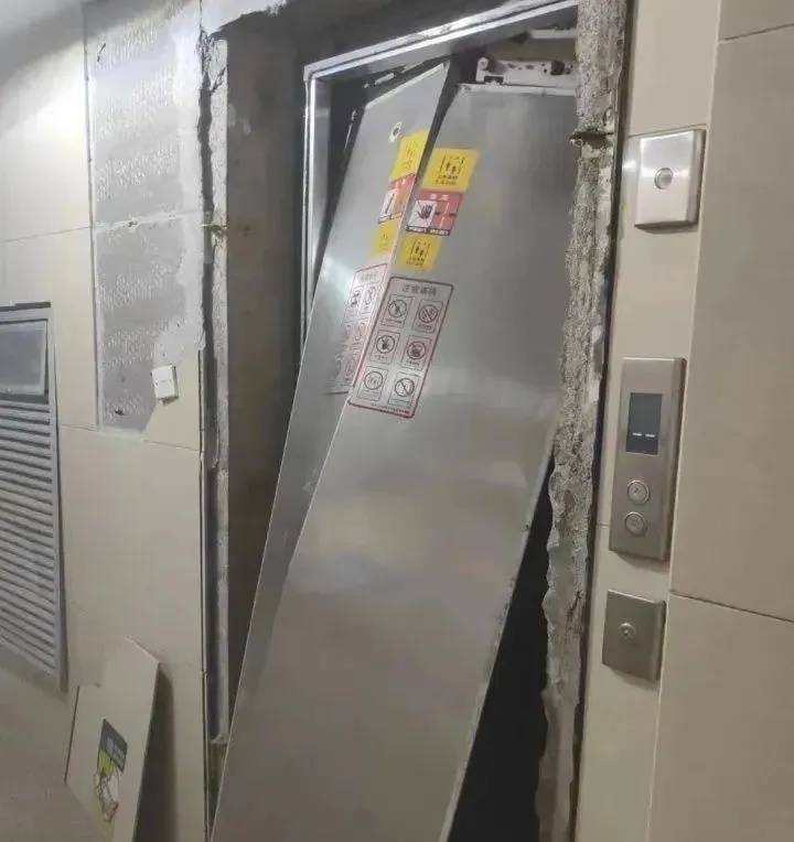 女子乘电梯不幸坠亡,只因这个动作!重要提醒:盲目自救等同自杀