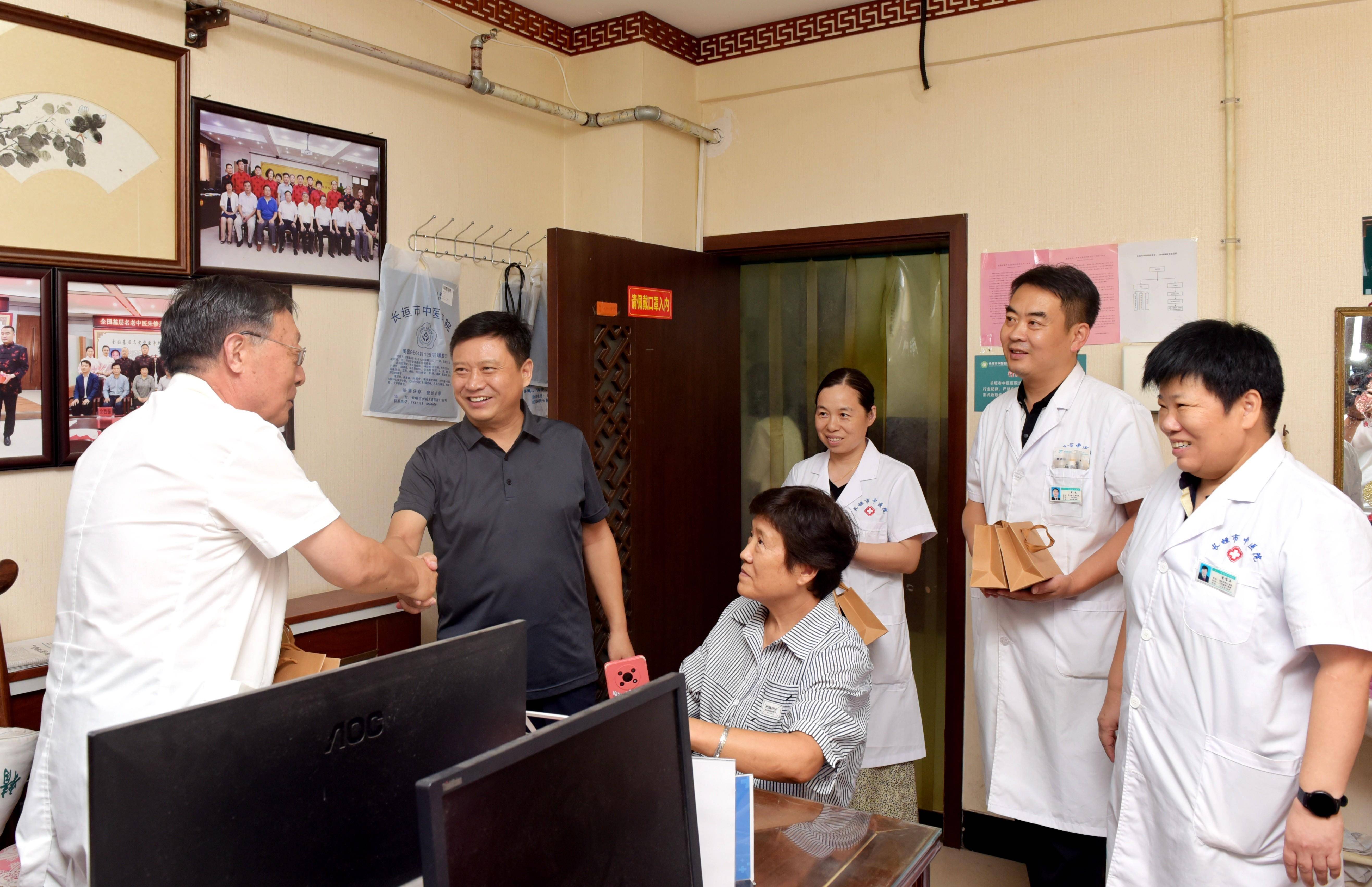 长垣市中医医院开展医师节慰问活动
