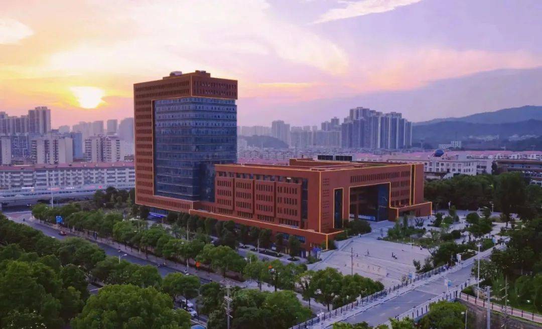 风景还尤其的美傍晚与夜晚的湘江楼茶颜悦色和瑞幸也在这里哦既有健身