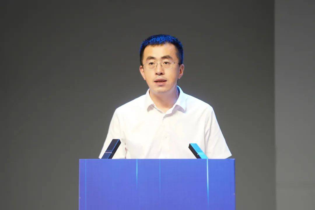 现场,于会游以"产业生态,基础设施,算力支撑"三方面来阐释桐乡发展