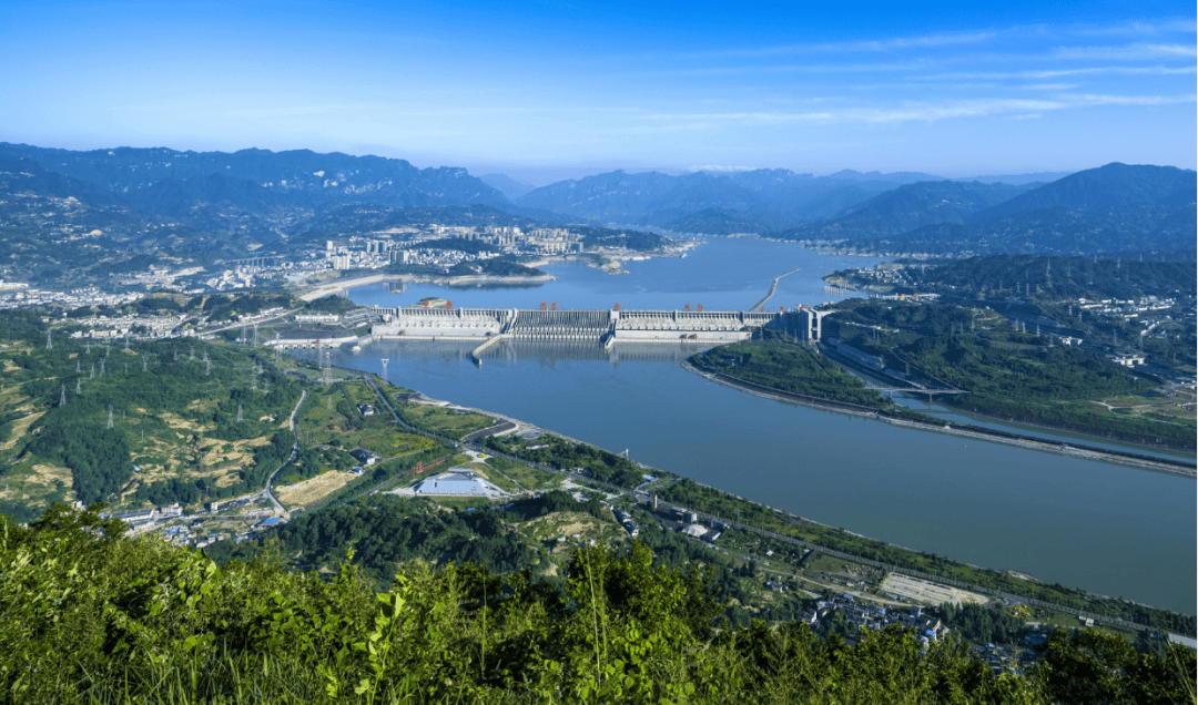 三峡大坝全景 摄影:黄正平三峡电站是我国"西电东送"和"南北互供牡 