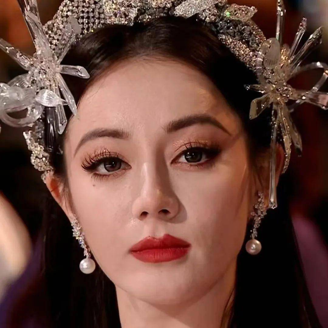 迪丽热巴离了浓妆就不行?