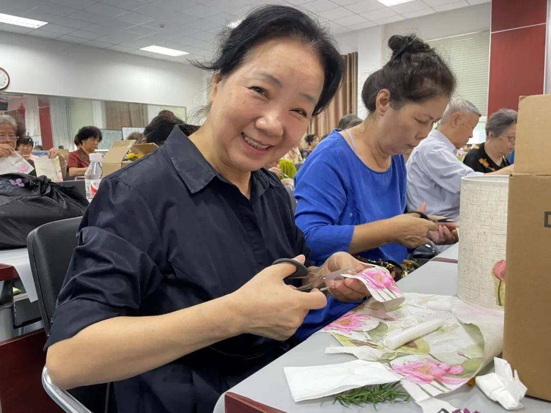 京颐绘丹青·经典永续传 —— 社会化管理退休人员共赴传统文化手工艺盛宴DIY花草灯点亮非遗之光(图2)