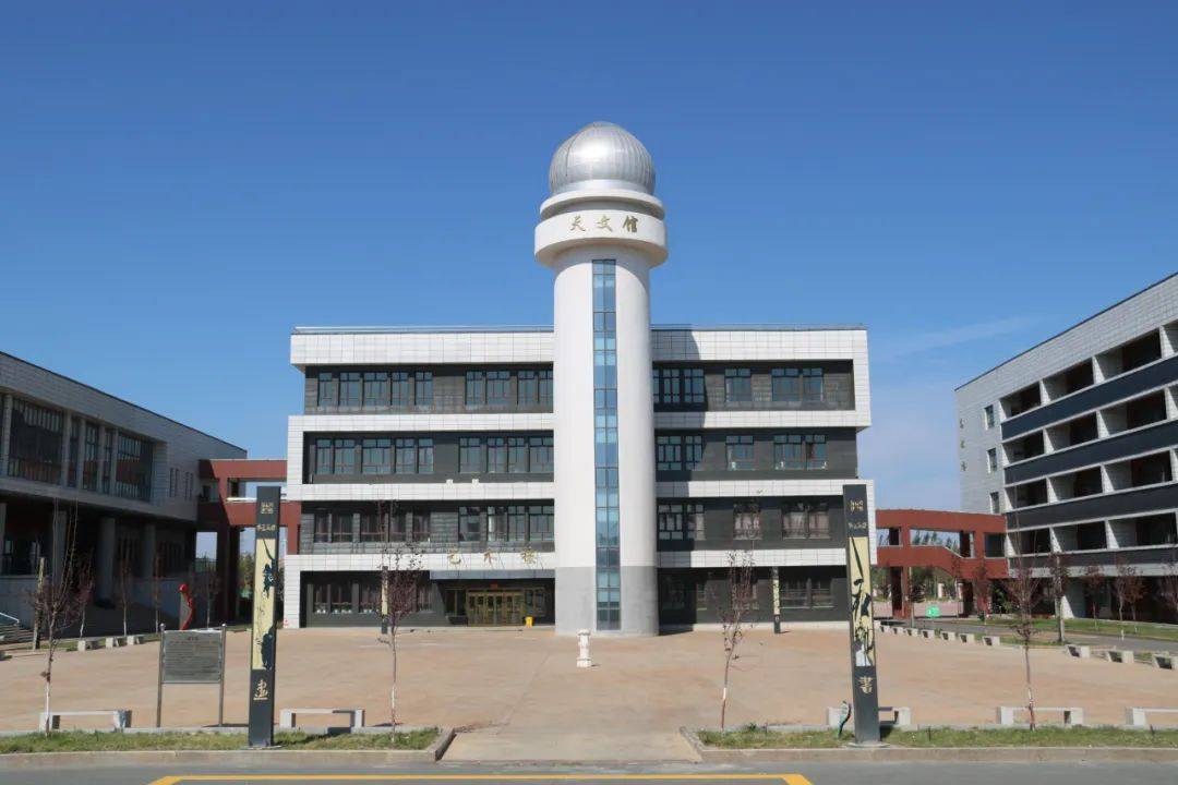 沙湾一中始建于1957年,于2017年8月整体搬迁至新校区.