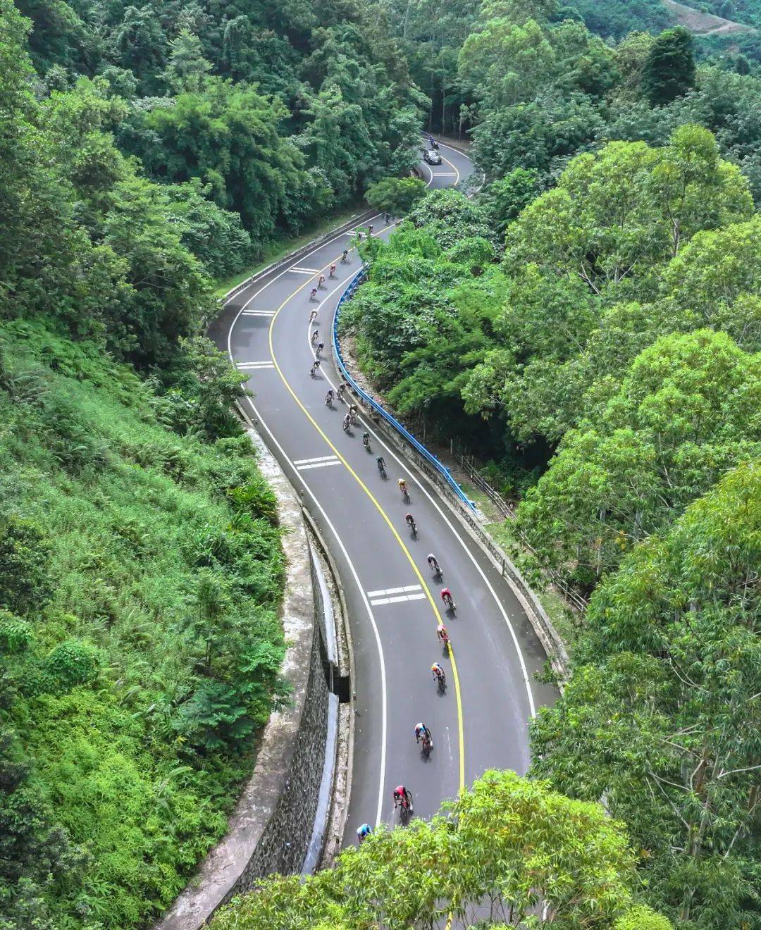 骑手们一路穿越雨林秘境,直达五指山蜿蜒起伏的山路,开启环岛赛历史上
