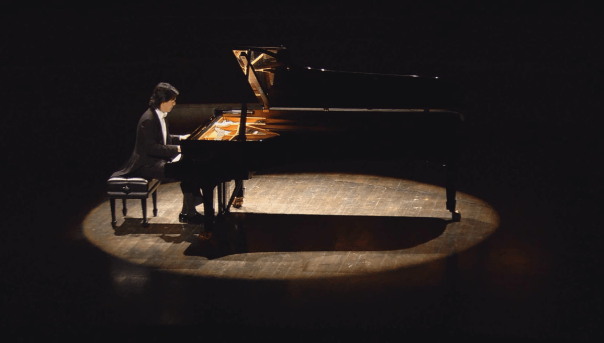 钢琴崩盘后，中产父母发懵：卖琴的倒了，教琴的跑了，学琴的哭了