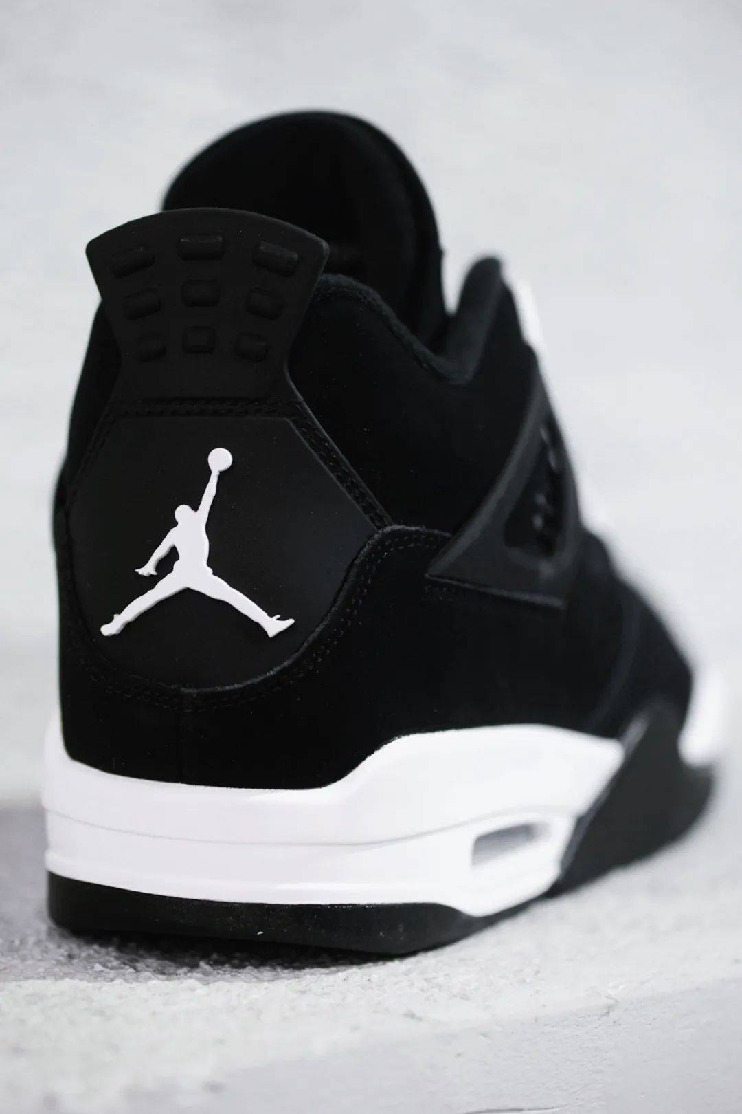 Air Jordan 4 Retro “White Thunder”｜SOAR 限量发售