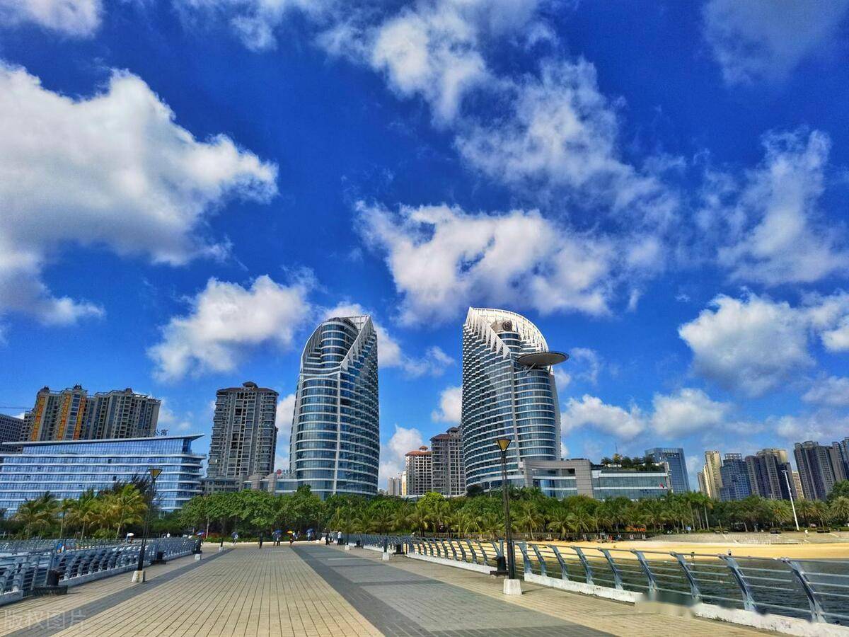 湛江市区远比北海发达,颇有大都市的风范,这里有湛江财富汇,花园酒店