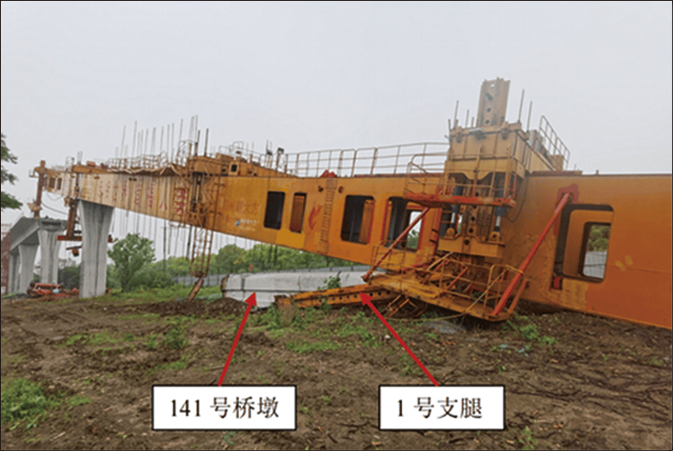 事故原因架桥机过孔过程中,作业人员邓某鹏违章作业,在架桥机2号支腿