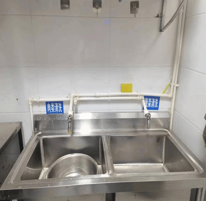 调味料密封保存,餐具均存放在保洁柜中,避免了污染风险;3.