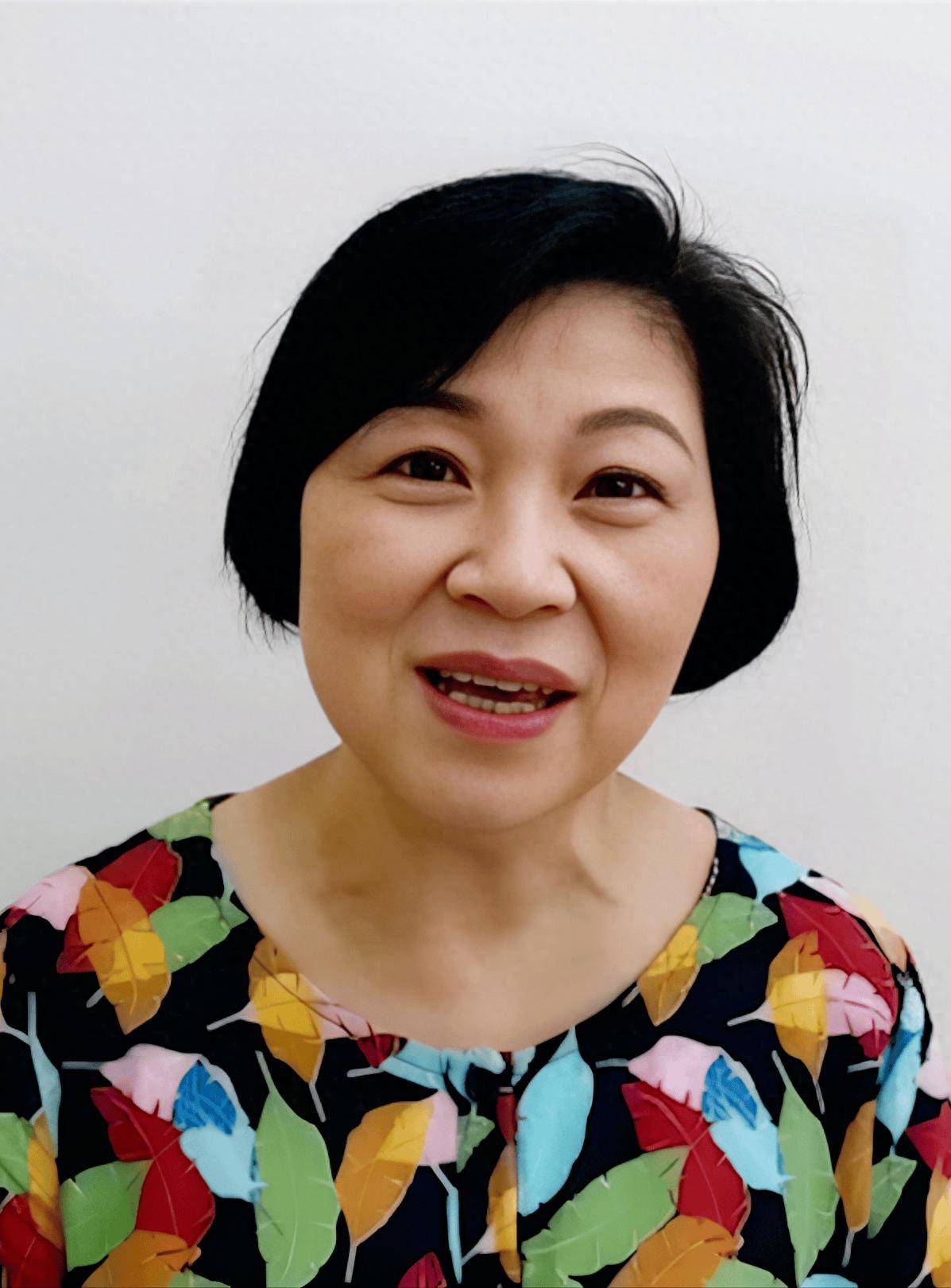 她是香港大满贯艺人,将4子女培养成港大毕业生,低谷靠姐妹接济