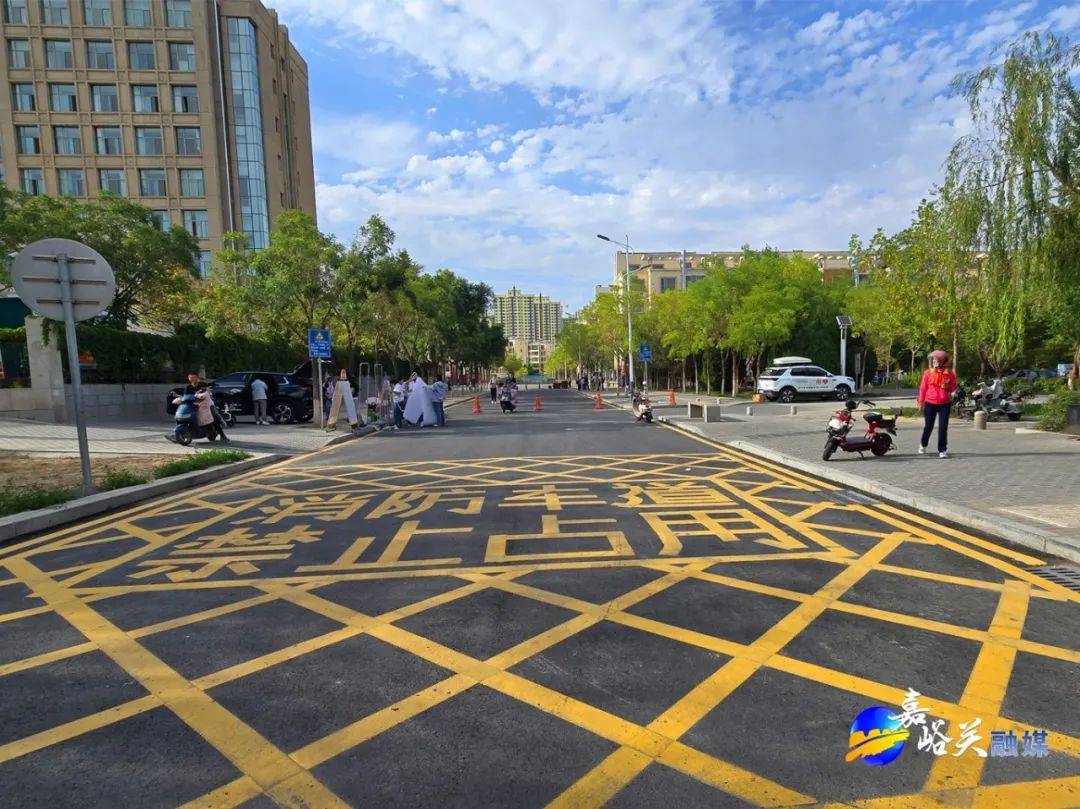 沥青路面拆除重建,人行道拆除重建,增设了路灯,明显的路面交通标线,为