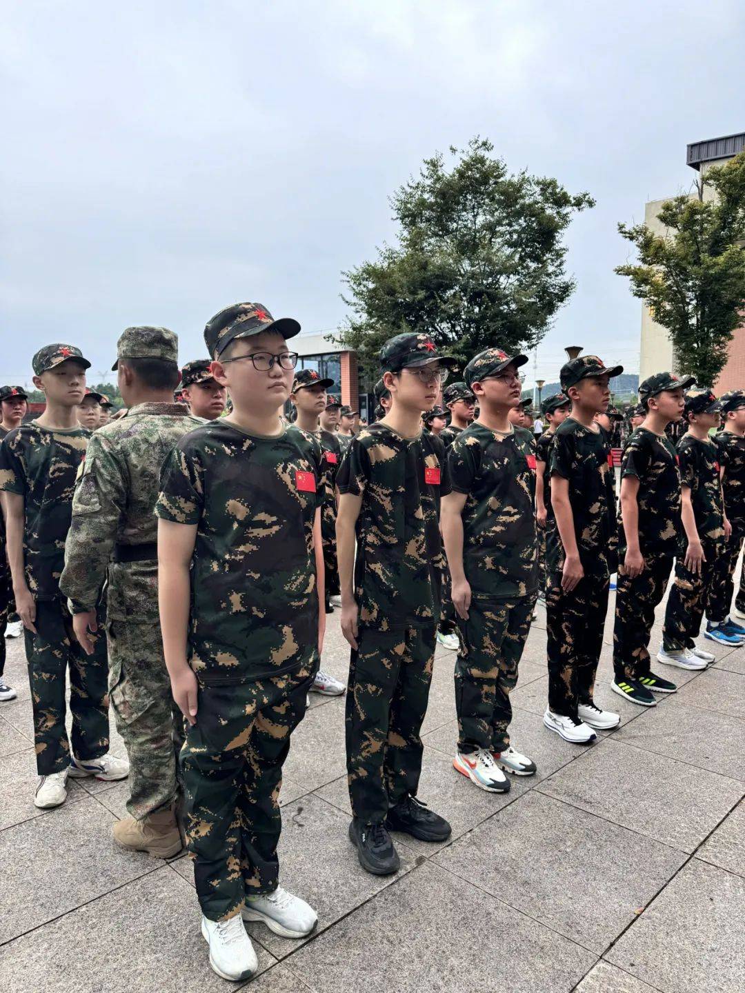 跨立停止间转法到礼节礼貌每一个动作都需要反复练习才能达到标准