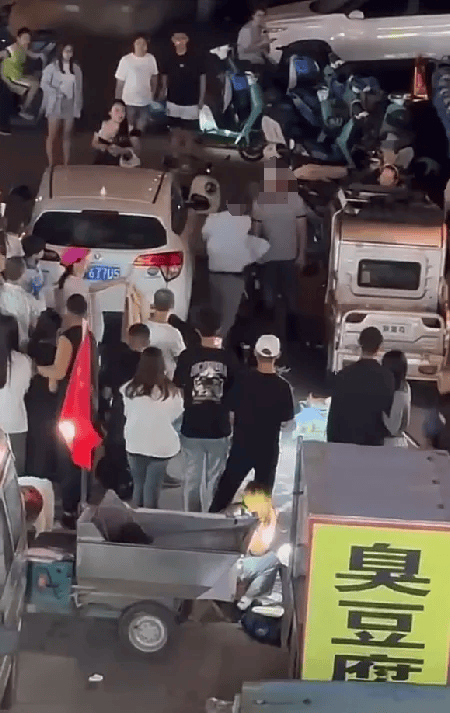 灰衣男子与条纹男子发生争吵后,情绪瞬间失控,竟然拿出砍刀砍向条纹