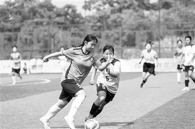 资料图片奥运冠军徐云丽在福建省福清三中开展排球课现场教学.