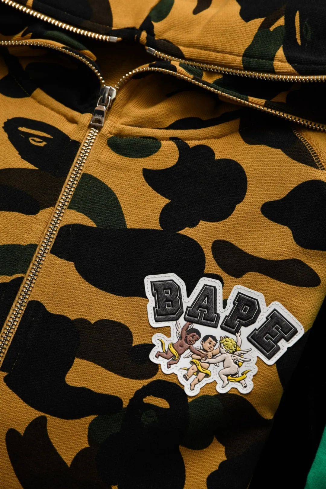 聚焦马思唯标志性的街头着装风格以深受说唱歌手追捧的bape® 1st