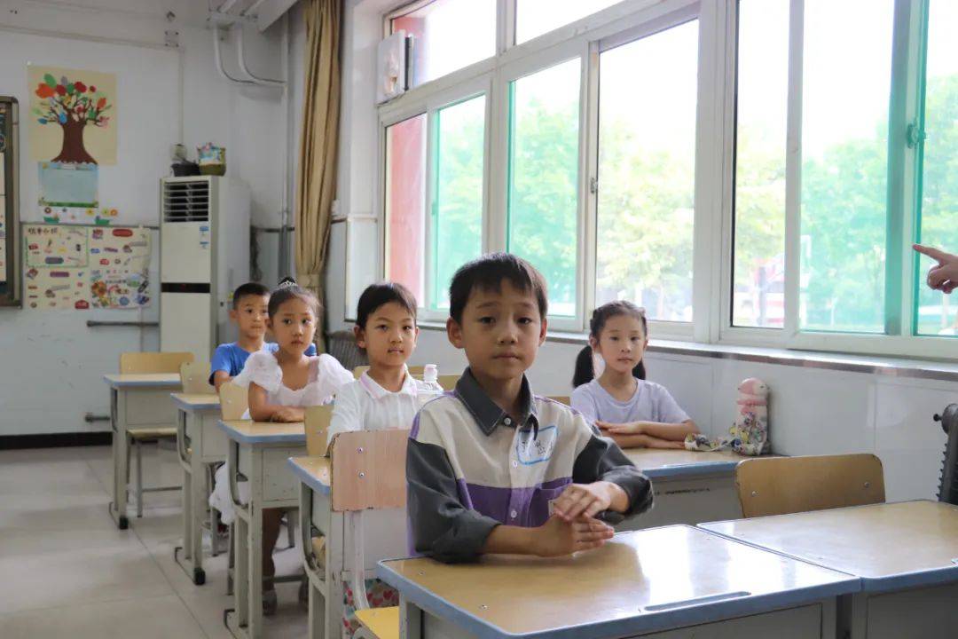 别看他们小,眼神专注,坐姿端正,学得可认真啦!瞧,孩子们在干什么呢?