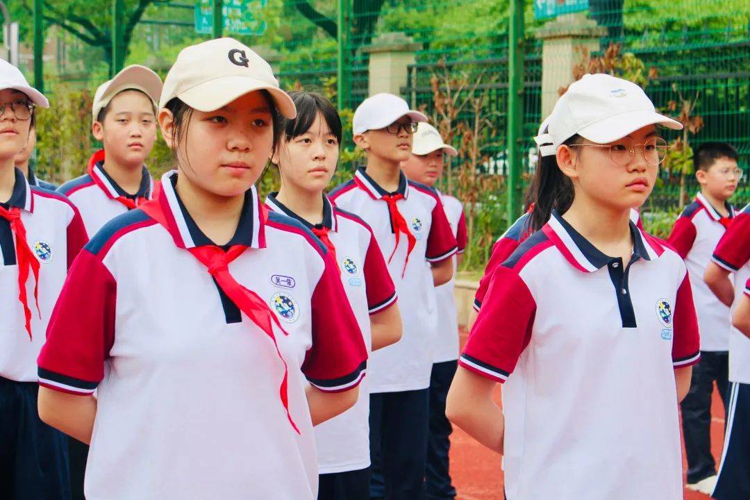 上泗中学2024级新生们身着迷彩戎装,以井然的秩序和热烈的汗水开启