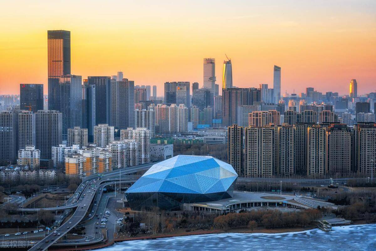 沈阳和大连都住过,说句实话,两座城相比,沈阳还是比大连好多了