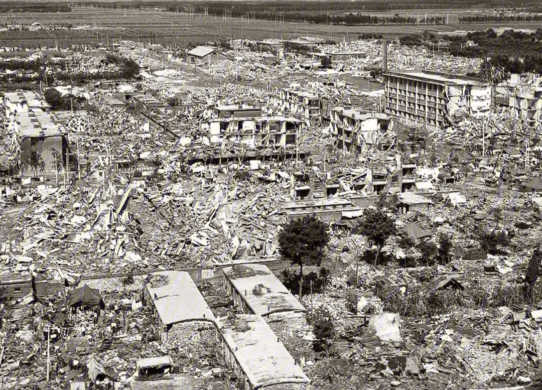 地震后的唐山当天上午10点左右,当获悉唐山大地震的准确消息后,党