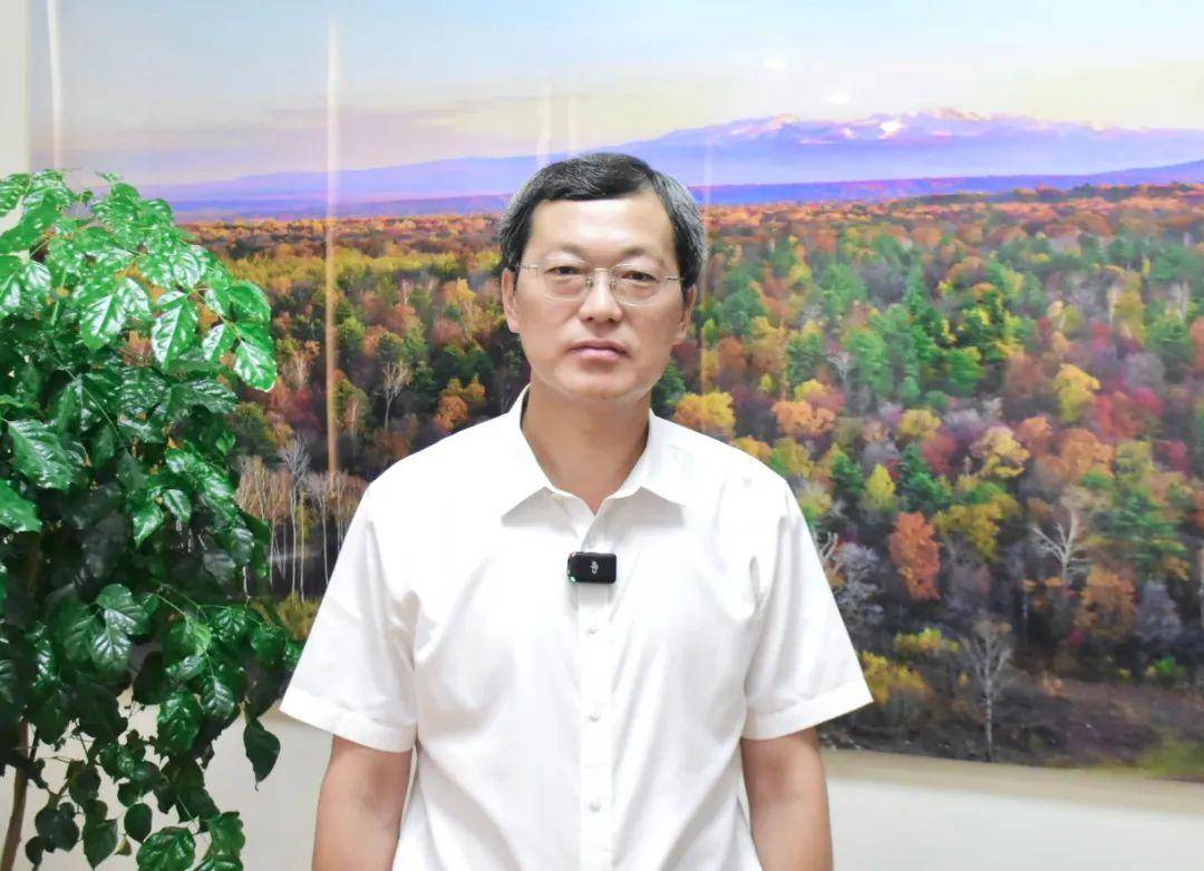 8月28日,安图县委副书记,县长郑哲在接受延边日报社学习贯彻党的二十