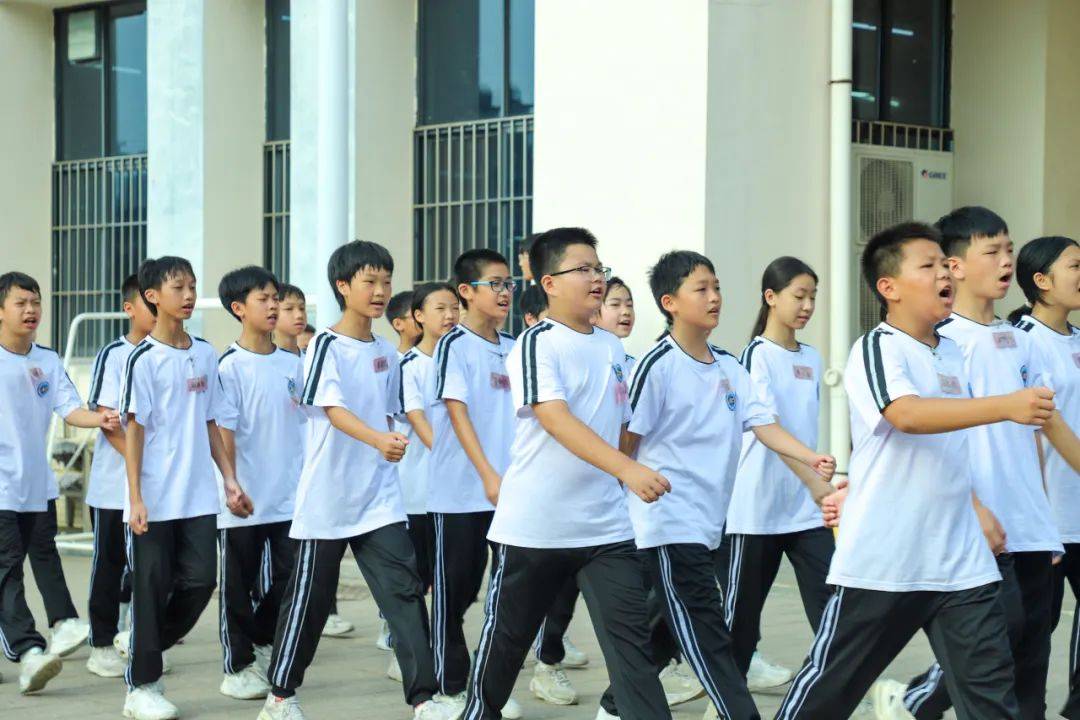 初一学子们身着校服,身姿挺拔,眼中闪烁着坚定与自信.