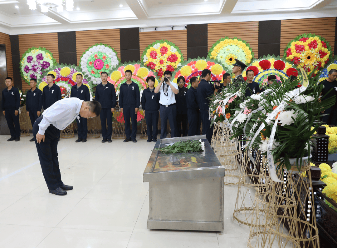 赵海洋烈士追悼会现场在护送英烈回家时,洮南市退役军人事务局向公安